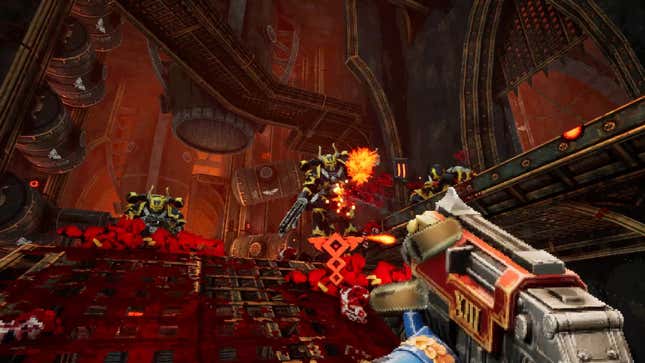Une capture d'écran de Boltgun montre des ennemis attaquant un joueur tenant un bolter. 